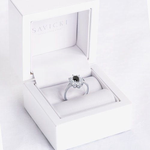 Pierścionek zaręczynowy SAVICKI: białe złoto, czarny diament, białe szafiry